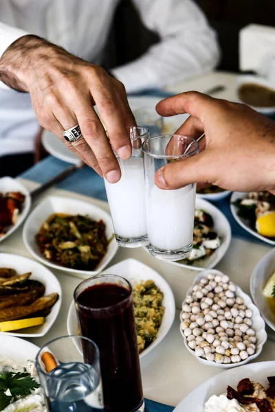 Turkiska Och Grekiska Traditionella Matsal Bord Med Speciell Alkohol Dryck — Stockfoto