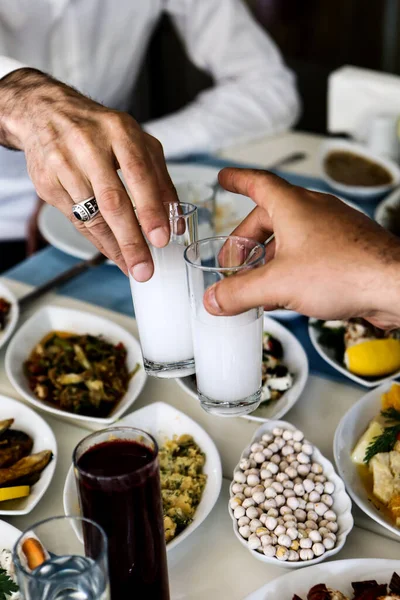 Mesa Jantar Tradicional Turca Grega Com Bebida Alcoólica Especial Raki — Fotografia de Stock