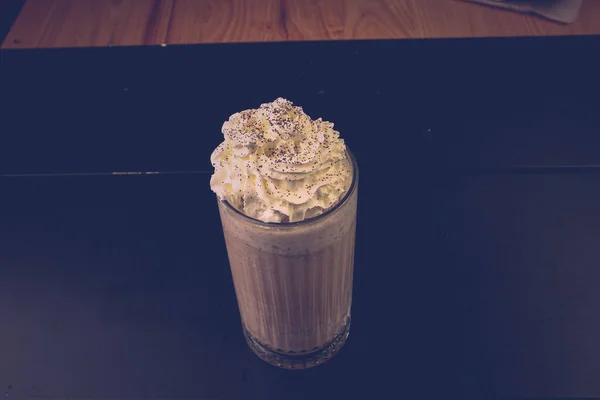 ホイップクリームと新鮮なラズベリーのミルクシェイクのガラス — ストック写真