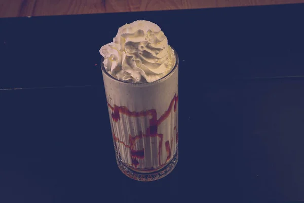 Copo Milkshake Framboesa Com Chantilly Framboesas Frescas — Fotografia de Stock