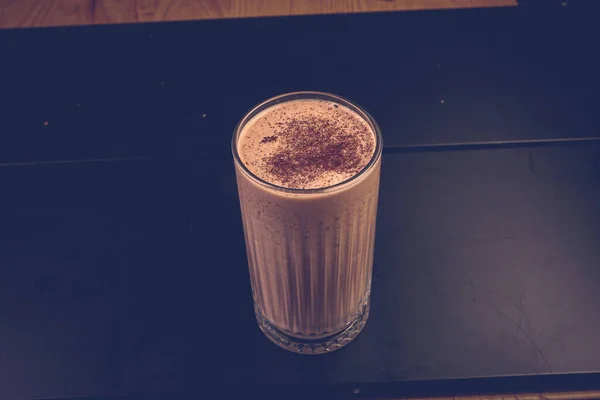 Caffè Freddo Con Latte Caffe Macchiato Donna Possesso Tazza Vetro — Foto Stock