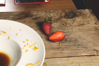 Masada çilekler var.  