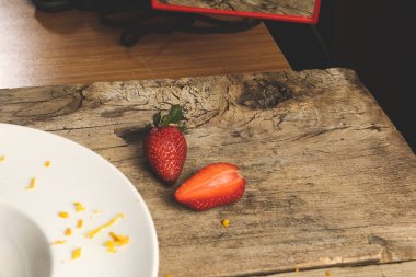 Masada çilekler var.  