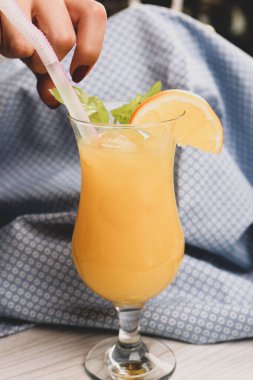 Bir bardak lezzetli portakal suyu.