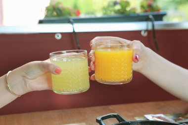 Bir bardak lezzetli portakal suyu.