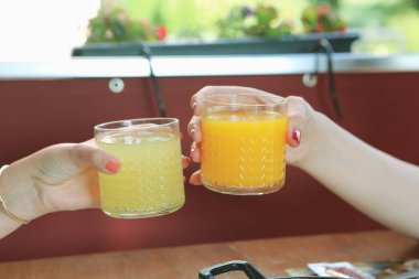 Bir bardak lezzetli portakal suyu.