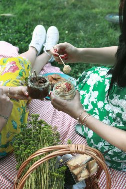 Kavanozda çok lezzetli tatlı, kavanozda tatlı ve kek.