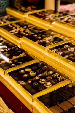bir sürü değişik çikolatalı pralin