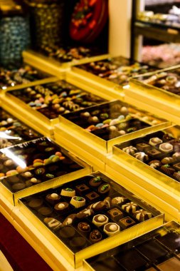 bir sürü değişik çikolatalı pralin