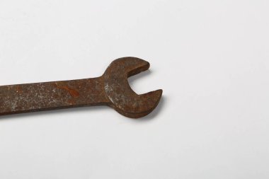 Beyaz arkaplanda paslı bir otomatik anahtar