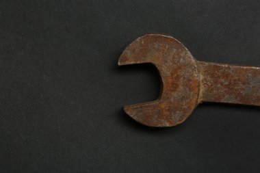 Beyaz arkaplanda paslı bir otomatik anahtar