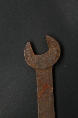 Beyaz arkaplanda paslı bir otomatik anahtar