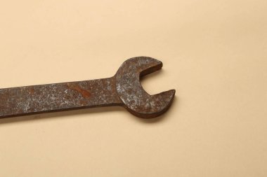 Beyaz arkaplanda paslı bir otomatik anahtar