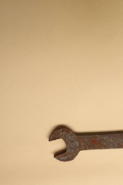 Beyaz arkaplanda paslı bir otomatik anahtar