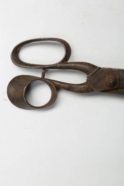 Beyaz arkaplanda paslı ve eski makas