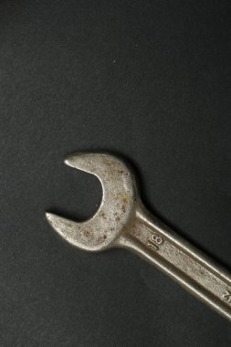 Beyaz arkaplanda paslı bir otomatik anahtar