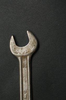 Beyaz arkaplanda paslı bir otomatik anahtar