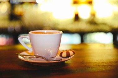 Masanın üzerinde bir fincan kahve. 