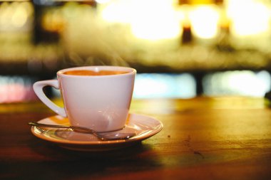 Masanın üzerinde bir fincan kahve. 