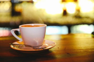 Masanın üzerinde bir fincan kahve. 