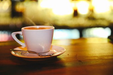 Masanın üzerinde bir fincan kahve. 