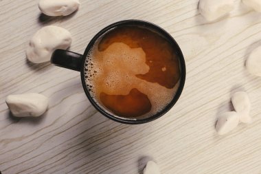 Kahve pompası ya da Chemex ile kahve hazırlıyorum. 