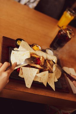 Masada lezzetli tavuk yemeği