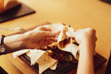 Genç bir kadın lezzetli, taze Hint yemekleri yer.