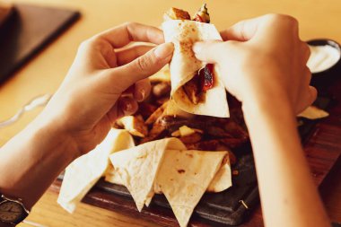 Genç bir kadın lezzetli, taze Hint yemekleri yer.