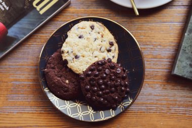 Koyu çikolata parçaları ile tanımlama