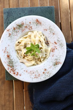 Lezzetli soslu lezzetli klasik İtalyan makarnası..