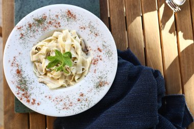 Lezzetli soslu lezzetli klasik İtalyan makarnası..
