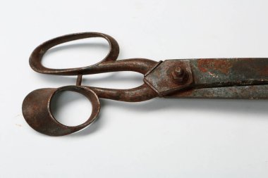 Beyaz arkaplanda paslı ve eski makas