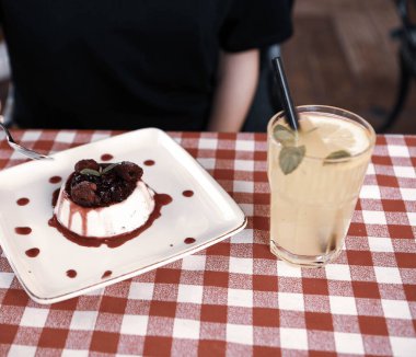 Masada lezzetli bir pasta var.