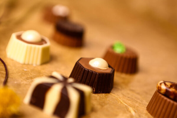 много разнообразных шоколадных пралинов
