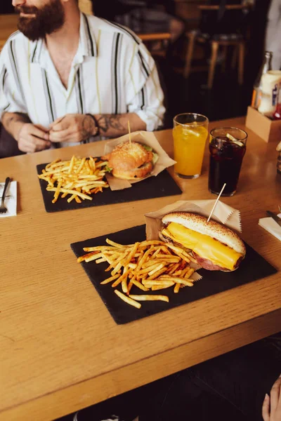 Delicioso Hot Dog Casero Sobre Mesa Con Papas Fritas — Foto de Stock