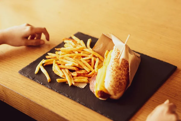 Delicioso Hot Dog Casero Sobre Mesa Con Papas Fritas — Foto de Stock