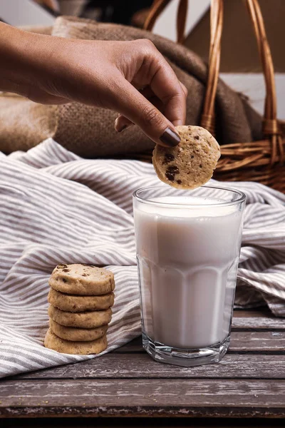 Окунание Вкусного Печенья Стакан Молока — стоковое фото