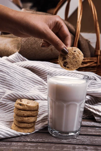 Mergulhando Deliciosos Biscoitos Copo Leite — Fotografia de Stock