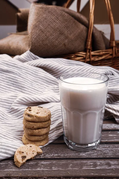 Immergere Deliziosi Biscotti Bicchiere Latte — Foto Stock