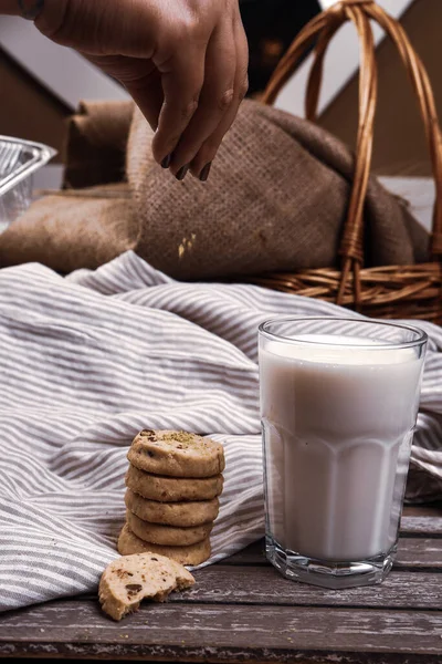 Immergere Deliziosi Biscotti Bicchiere Latte — Foto Stock