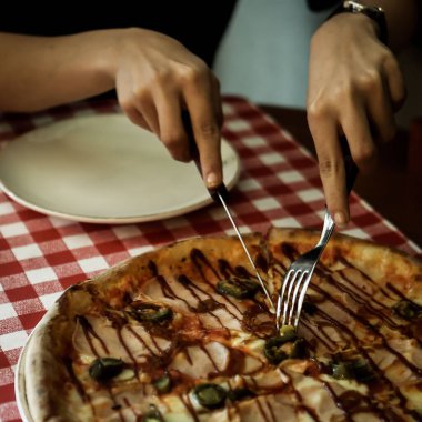 Lezzetli karışık İtalyan pizzası.