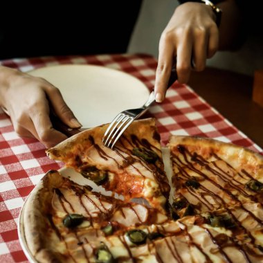 Lezzetli karışık İtalyan pizzası.