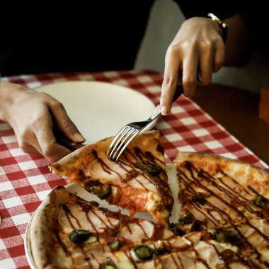 Lezzetli karışık İtalyan pizzası.