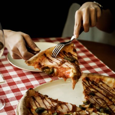 Lezzetli karışık İtalyan pizzası.