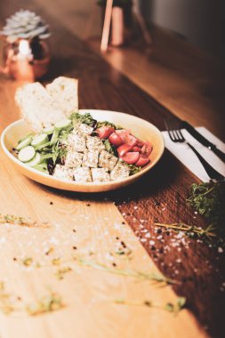 Taze salata tabağı ile karışık yeşillik