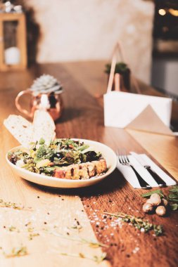 Taze salata tabağı ile karışık yeşillik