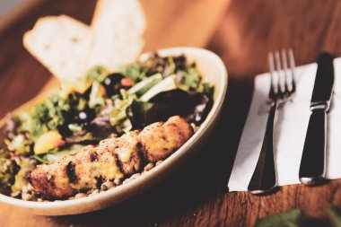 Taze salata tabağı ile karışık yeşillik