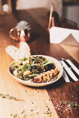 Taze salata tabağı ile karışık yeşillik