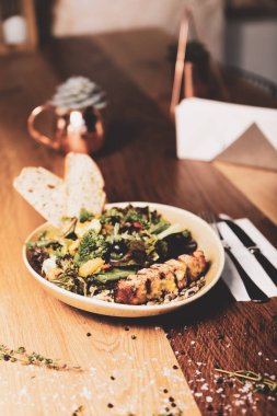 Taze salata tabağı ile karışık yeşillik